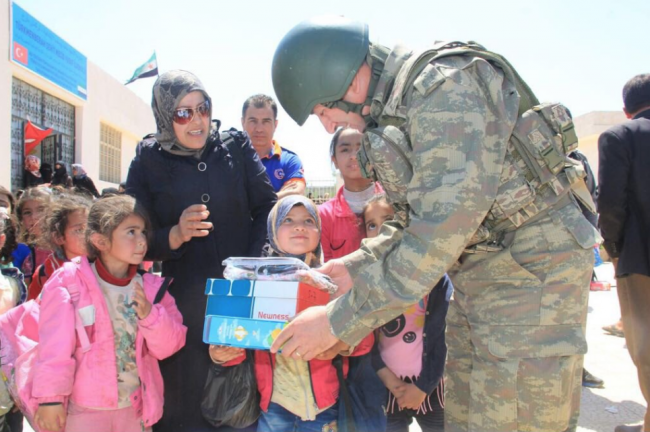 Mehmetçikten Suriyeli çocuklara 23 Nisan hediyesi